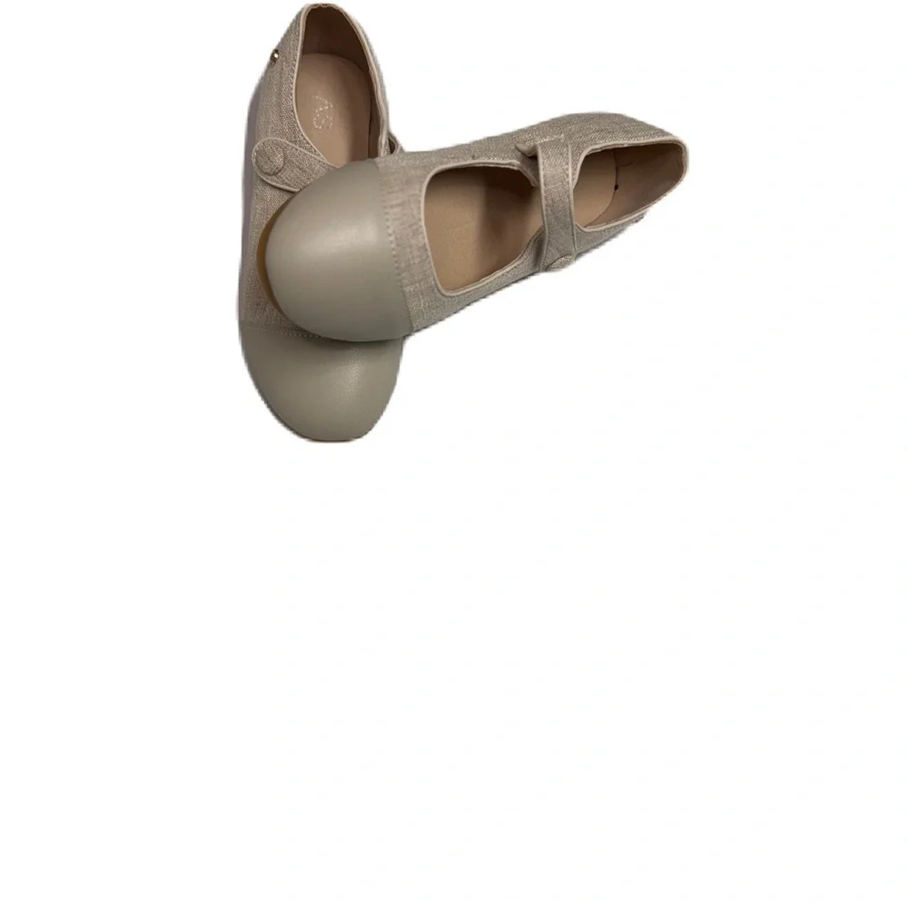 Chic Beige Mary Jane Flats NWOB sz 3.5